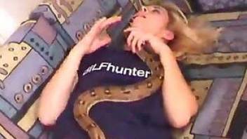 Bestiality tube vid with a sexy snake